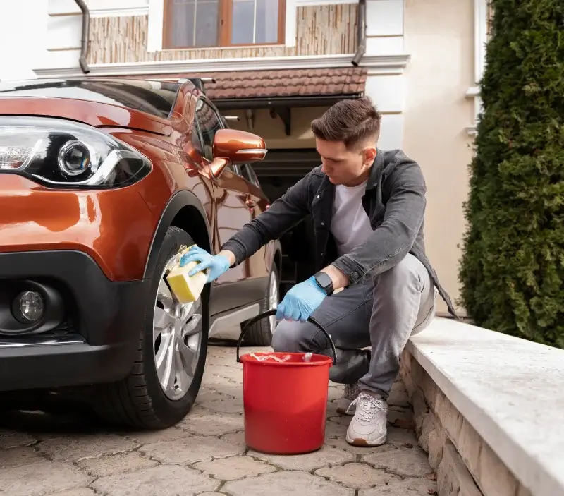 Lavage auto à domicile Montclar-sur-Gervanne : professionnel intervenant sur un véhicule